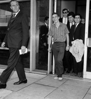 Brian Robson khập khiễng trở về London sau khi bị FBI thẩm vấn 