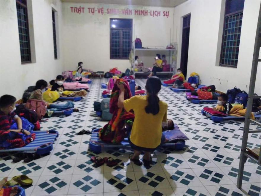 Cô giáo chăm sóc giấc ngủ cho học sinh trong khu cách li tập trung 