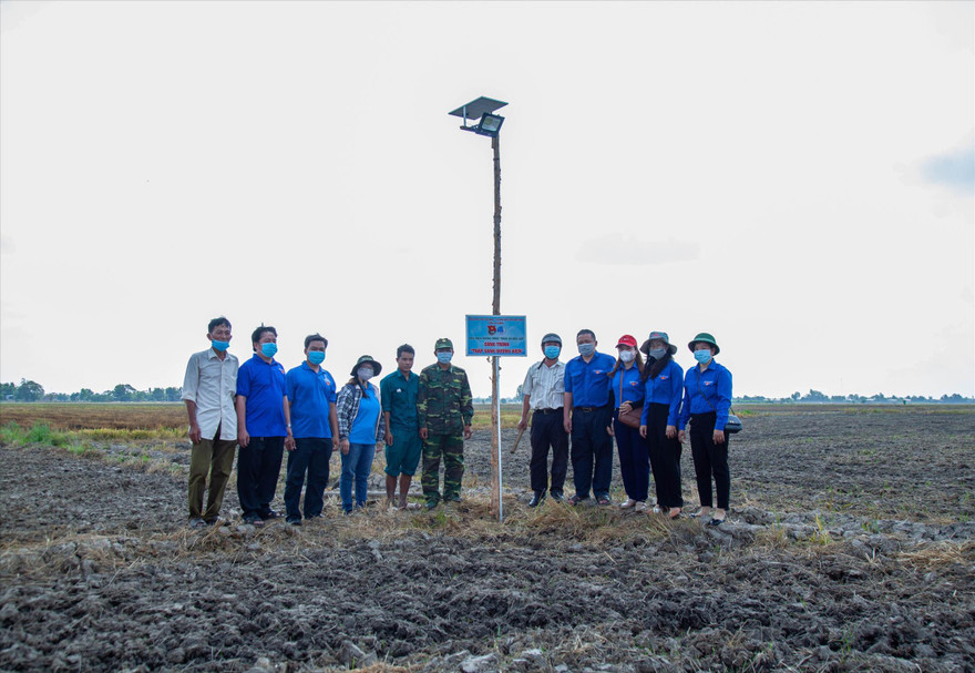Tuổi trẻ An Giang hỗ trợ đèn năng lượng giúp chiến sỹ biên phòng ngăn chặn dịch tràn qua biên giới Ảnh: TĐAG 