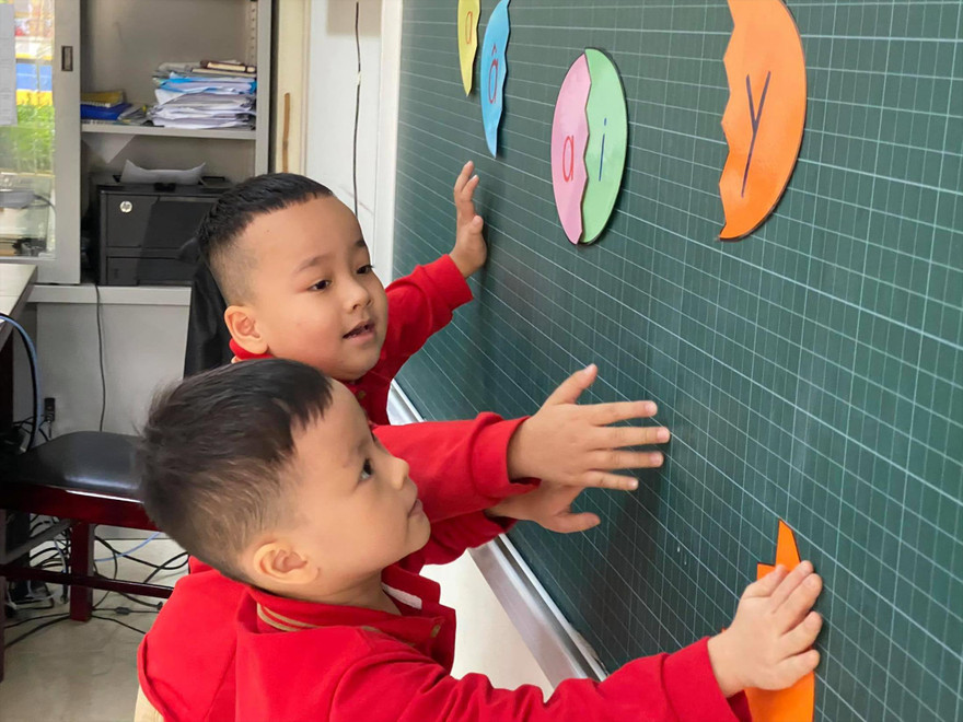 Nhiều trường có mức thu phí học trực tuyến khác nhau Ảnh: Quỳnh Anh 