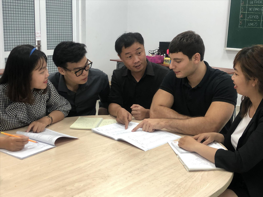 Mike Rizzo (thứ 2 từ phải qua) hỗ trợ nhiều bạn trẻ ở TPHCM học tiếng Anh