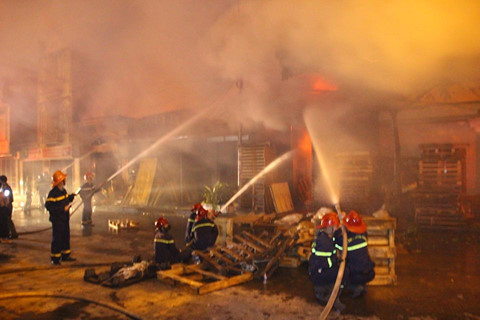 Cảnh sát đã khống chế thành công ngọn lửa, không để cháy lan sang cây xăng gần đó. Ảnh: Hương Hằng