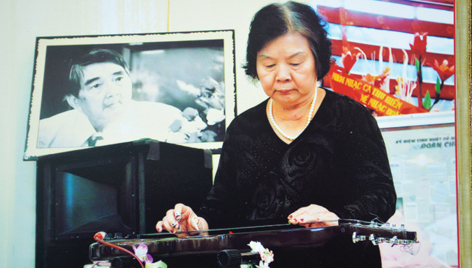 Bà Bạch Liên chơi đàn guitar Hawaii tưởng nhớ nhạc sĩ Đoàn Chuẩn.