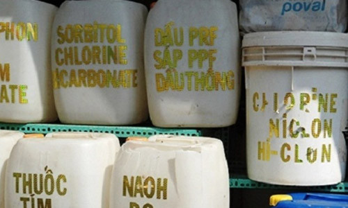 Hóa chất bày bán tại chợ Kim Biên đươc đựng trong những thùng nhựa, không ghi rõ nhãn mác hay cách sử dụng. Ảnh: Dân Trí