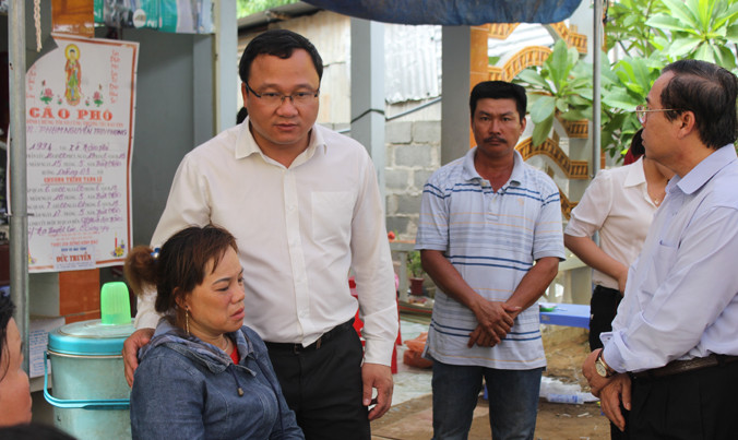 Ông Khuất Việt Hùng viếng đám tang các cô giáo.