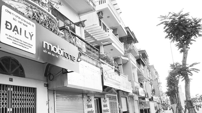 Quận Thanh Xuân sẽ giữ nguyên biển hiệu trên phố Lê Trọng Tấn, còn biển quảng cáo sẽ được treo theo kích thước cấp phép. Ảnh: Anh Trọng