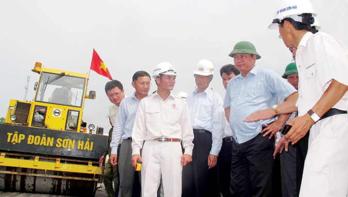 Công tác kiểm soát chất lượng cũng được tăng cường; thời gian bảo hành QL 1, QL 14 nâng từ 2 lên 4 năm. Trong ảnh, Bộ trưởng GTVT Ðinh La Thăng kiểm tra công trường của nhà thầu Sơn Hải – đơn vị tự cam kết bảo hành dự án trong 5 năm. Ảnh: Bảo An