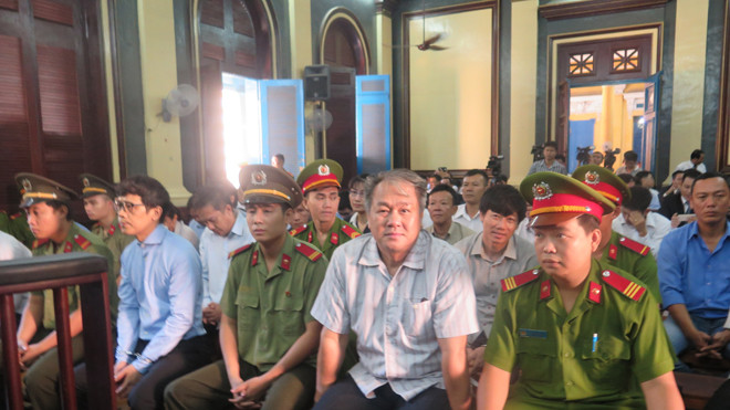 Bị cáo Phan Thành Mai (đeo kính ngồi hàng đầu). Ảnh: Tân Châu