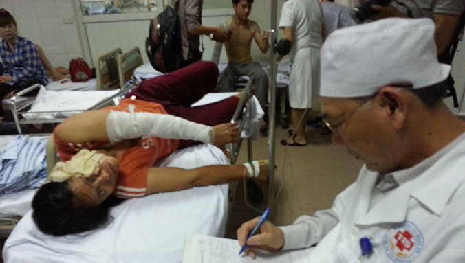 Các công nhân bị thương đang được cấp cứu, chữa trị tại bệnh viện.