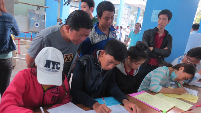 Thí sinh nộp hồ sơ xét tuyển đại học tại TPHCM.