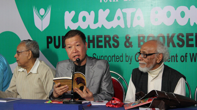 Nhà văn Hồ Anh Thái đọc sách trước công chúng. Ảnh: Trịnh Hải Phương