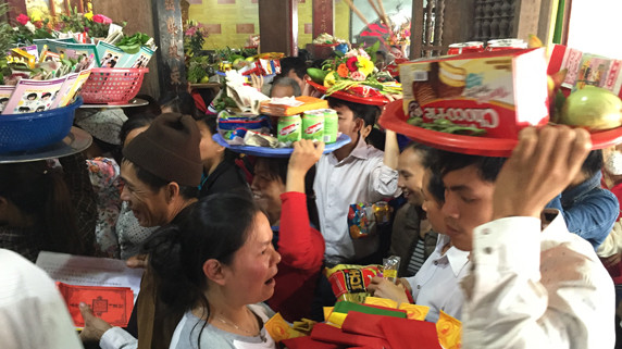 Các con nhang đội mâm chen bằng được vào chính điện. Ảnh: Hồng Vĩnh