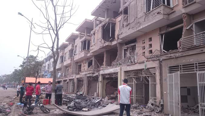 Hiện trường tan hoang sau vụ nổ. Ảnh chụp chiều 20/3. Ảnh: Tuấn Nguyễn