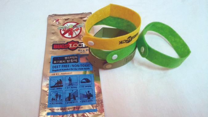 Vòng đeo chống muỗi không rõ nguồn gốc được các bà mẹ săn mua trong thời gian gần đây.