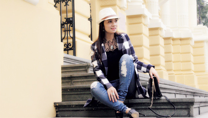 Quỳnh Thơ thường mặc đẹp, chụp ảnh để hút khách online.