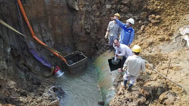 Từ năm 2012 đến nay, đường ống dẫn nước sông Đà - Hà Nội bị vỡ 18 lần. Ảnh: Thanh Hà