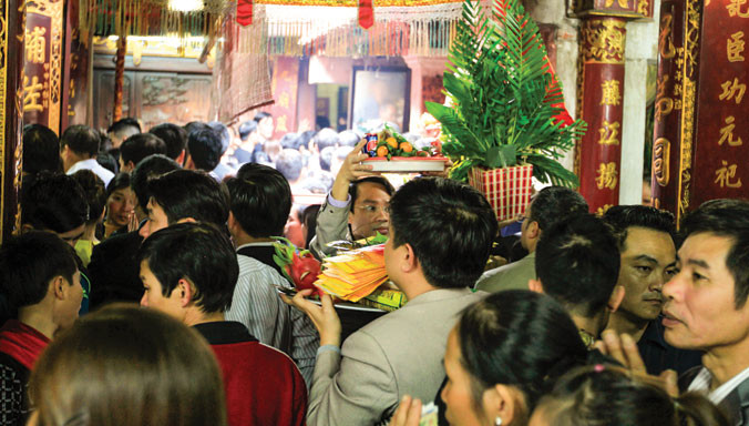 Dòng người xuôi ngược, chen lấn đi lễ.