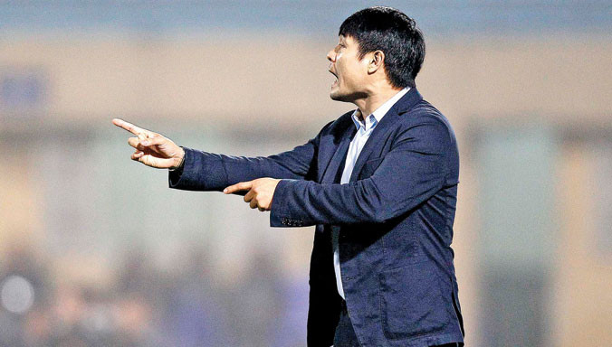 HLV Hữu Thắng nhận được nhiều sự chia sẻ từ các đồng nghiệp trong nước sau 2 trận dẫn dắt ĐTVN. Ảnh: VSI