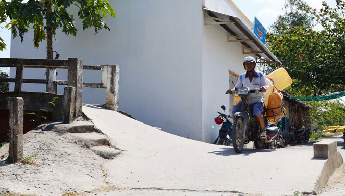 Dốc cầu với căn nhà che khuất tầm nhìn gây nhiều tai nạn