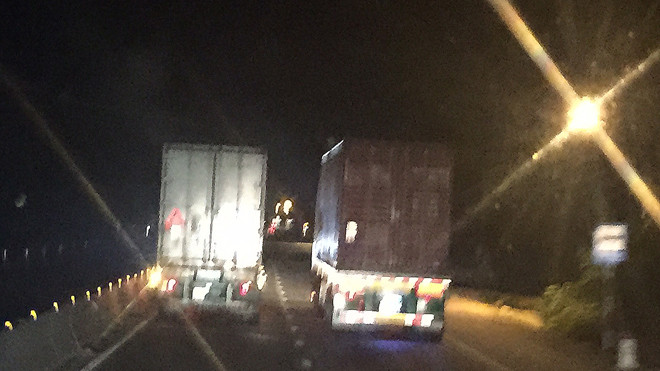 Để kịp thời gian, tài xế giành đường, vượt mặt.