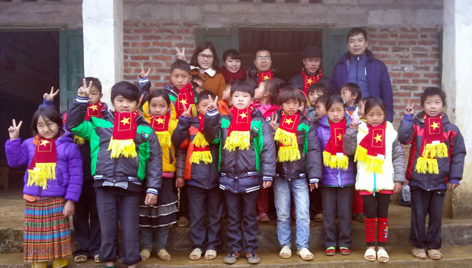 Đại diện CLB Kết nối yêu thương trao quà cho các em tại xã biên giới Phú Lũng (Yên Minh, Hà Giang) trong chương trình Tết ấm biên cương - Vững bước em tới trường.