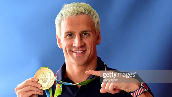Kình ngư Ryan Lochte với tấm HC giành được tại Olympic. Ảnh: GETTY IMAGES