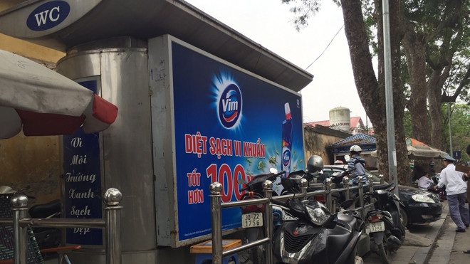 Các NVSCC của Hà Nội trong tình trạng vừa thiếu, vừa bẩn thỉu. Ảnh: Tú Anh