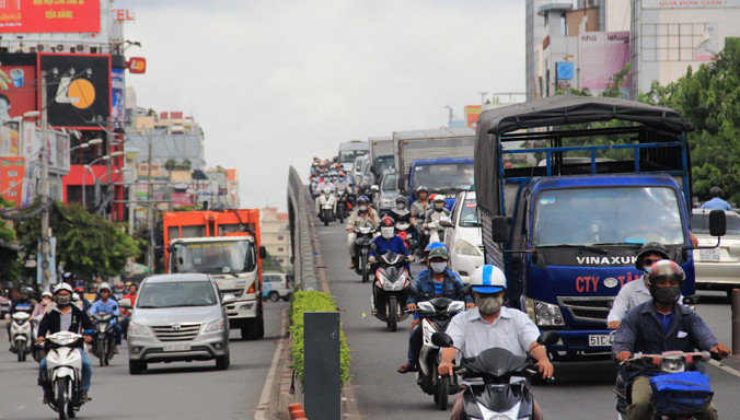 Giờ cao điểm xe lưu thông trên cầu vượt rất đông, khi xảy ra va chạm rất dễ bị văng xuống dưới. Ảnh: Ngô Bình.