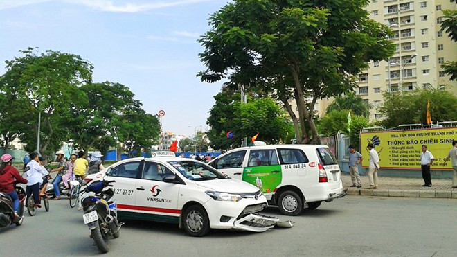 Tài xế taxi đối diện với công việc ngày càng nhiều áp lực. Một vụ tai nạn taxi sáng 1/9/2016 tại quận 7, TPHCM. Ảnh: T.N.A 