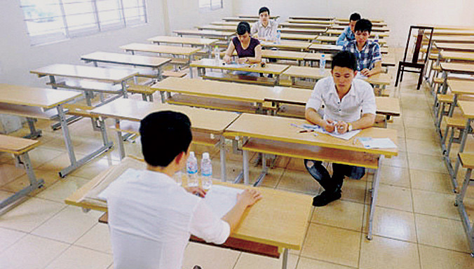 Hội đồng thi THPT 2015 môn Lịch sử chỉ có vài thí sinh dự thi. Ảnh: Hồng Vĩnh