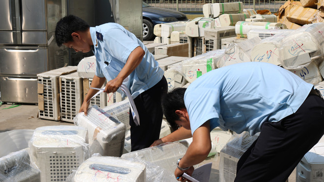 Một vụ triệt phá hàng lậu của lực lượng hải quan. Ảnh: Cục Hải quan Long An cung cấp