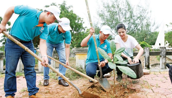Hoa Hậu Việt Nam - Ngọc Hân đồng hành cùng ABBank ra đảo Lý Sơn trồng cây xanh bảo vệ môi trường.