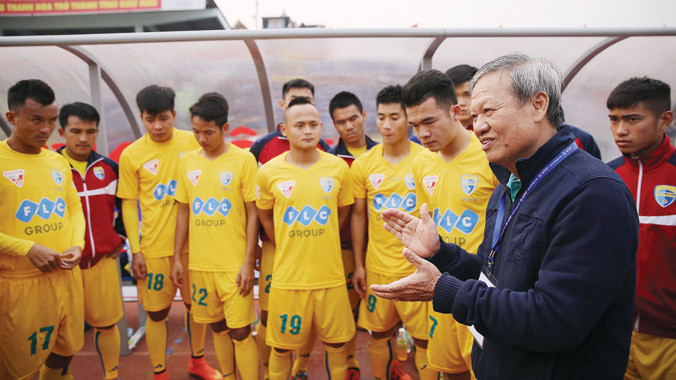 HLV Lê Thuỵ Hải động viên các cầu thủ trước trận đấu. Ảnh: VSI
