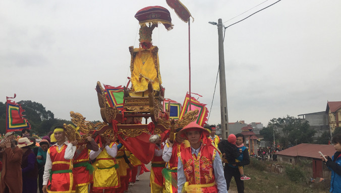 Lễ rước kiệu vua Thủy tổ về lăng.