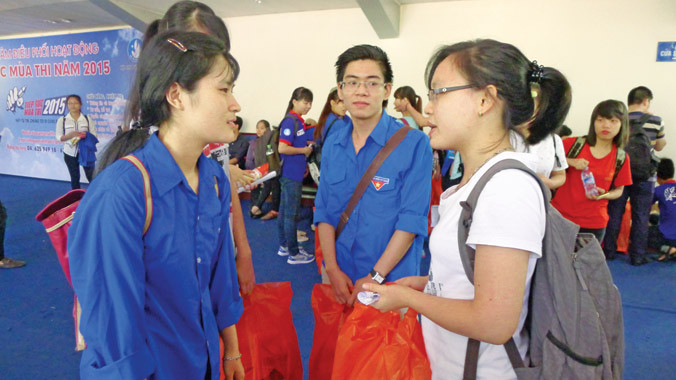 Thanh niên tình nguyện tiếp sức mùa thi năm 2015. Ảnh: Xuân Tùng