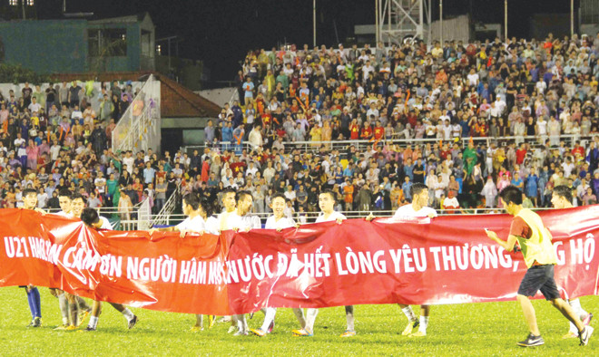 Cầu thủ HAGL cảm ơn cổ động viên. Ảnh: VSI