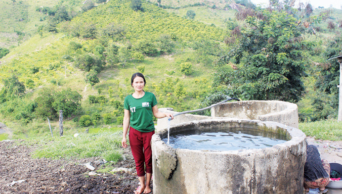 Nước suối chảy về nhà Y Ngăng. Ảnh: TH