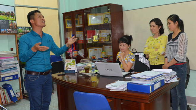 Anh Mười bơ trổ tài ca sĩ tại văn phòng Ban đại diện báo Tiền Phong KV Tây Nguyên.