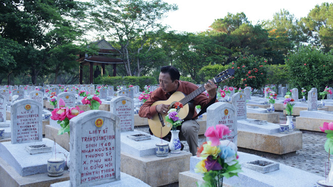 Nghệ sĩ ưu tú Thế Hiển ở Nghĩa trang Liệt sỹ Trường Sơn tháng 7 năm 2016. Ảnh: Nguyễn Trọng Nghĩa