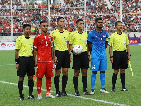 Trọng tài Nasaruddin (cầm bóng) mới 26 tuổi nhưng đã là 1 trong 5 trọng tài FIFA của Malaysia. Ảnh: FIFA.