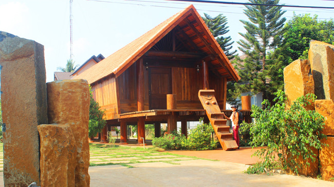 Một căn nhà dài Ê-đê vừa được dựng mới trong buôn.