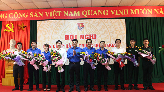 Bí thư thứ nhất T.Ư Đoàn Lê Quốc Phong tặng hoa chúc mừng các đồng chí vừa được bầu vào Ban Thường vụ và Ban chấp hành khóa X. Ảnh: Đăng Hải