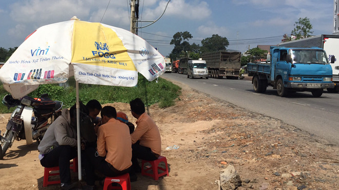 Nhân viên tư vấn bán đất nền bên lề đường. Anh: Đ.D