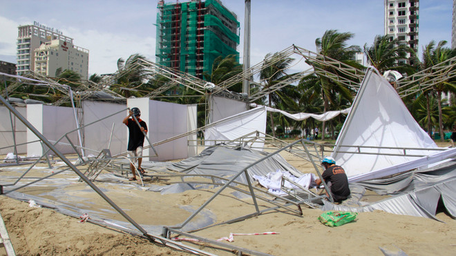 Bão số 4 đánh sập lều trại ven biển Đà Nẵng phục vụ Đại hội Thể thao Bãi biển châu Á (Ảnh chụp sáng 13/9). Ảnh: Thanh Trần