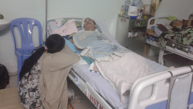 Chị Trăm ngày đêm không rời bệnh nhân.