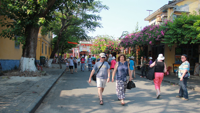 Ngành du lịch đề xuất thêm nhiều chính sách về thị thực để thu hút khách quốc tế. Ảnh: Toan Toan