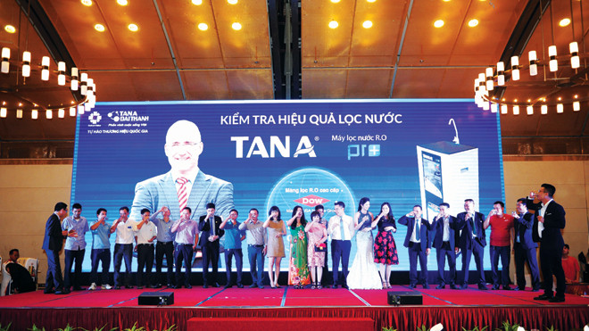 Khách hàng uống nước tinh khiết từ Máy lọc nước RO Tân Á Đại Thành.