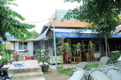 Khu vực ông Tấn đặt thùng hàng container làm nơi rửa chén. Ảnh: Dân Việt