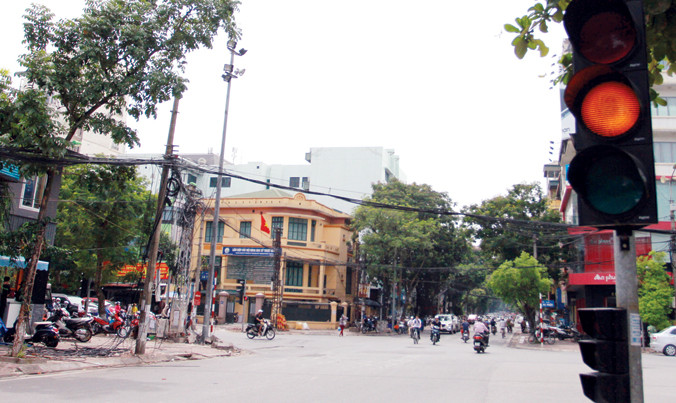 Đèn vàng hiển thị trong tích tắc, người điều khiển phương tiện có thể dừng đột ngột, tiềm ẩn tai nạn. Ảnh: Minh Đức