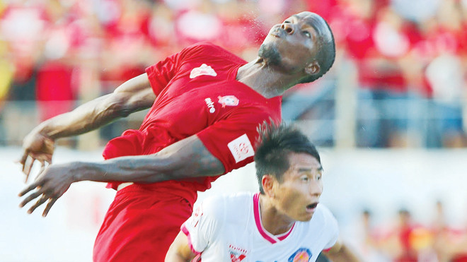 Hải Phòng (trái) có vượt qua được FC Sài Gòn để duy trì vị trí dẫn đầu trước sự bám đuổi quyết liệt của các đội bám sau? Ảnh: VSI